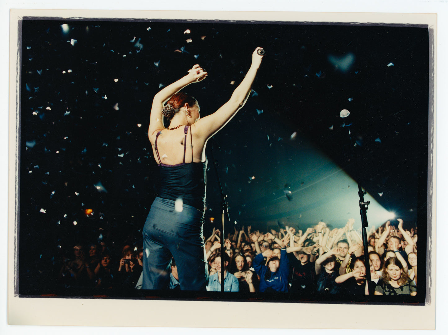 Anna R. live im Konfetti-Regen / Nur ein Stück verfügbar